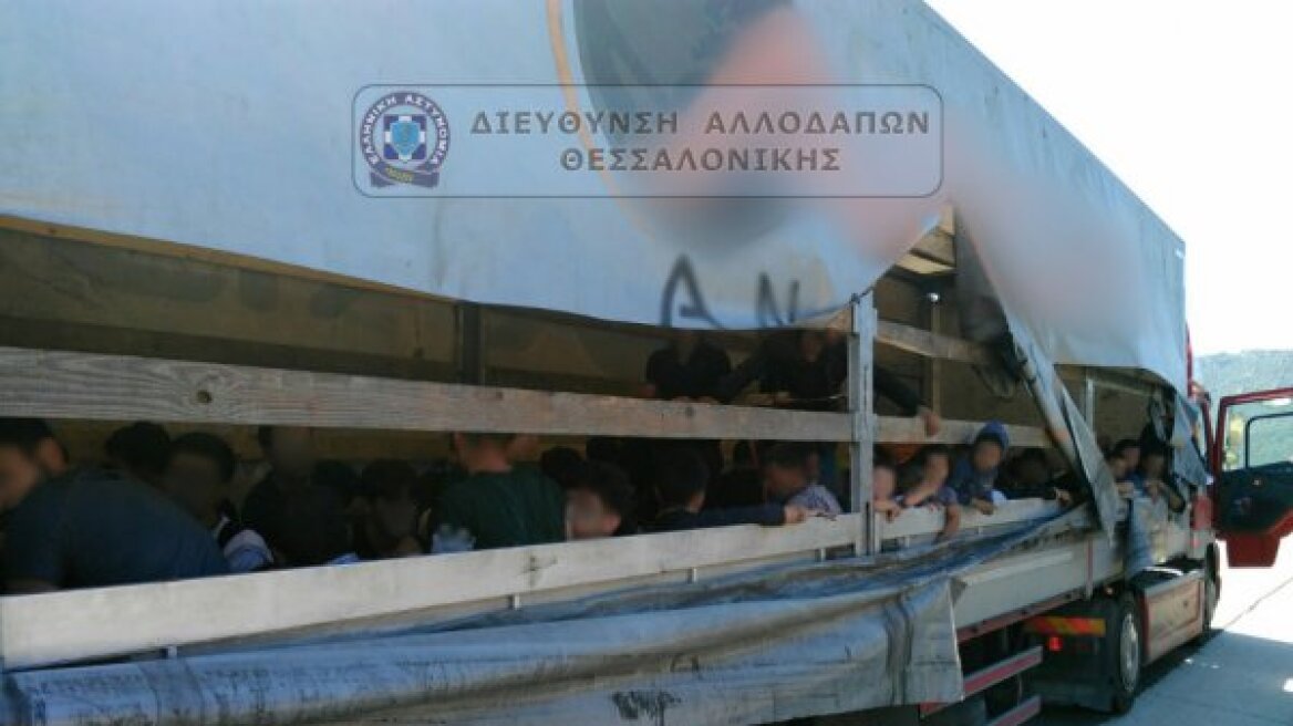 Θεσσαλονίκη: Δουλέμποροι μετέφεραν με φορτηγό 103 Σύρους πρόσφυγες